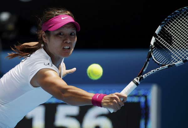 Li Na overcomes tiebreak to make into third round