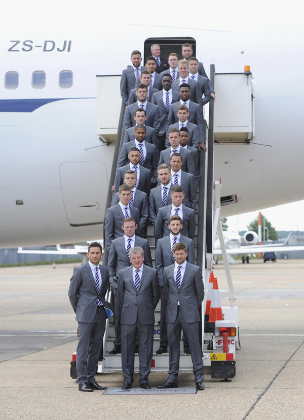 Suits suit more than shirts: soccer stars arrive in Brazil