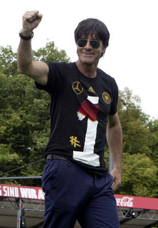 Germany World Cup heroes return to huge fan party