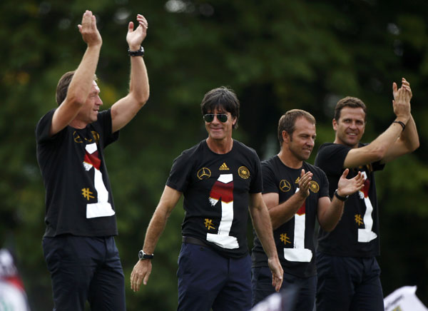 Germany World Cup heroes return to huge fan party