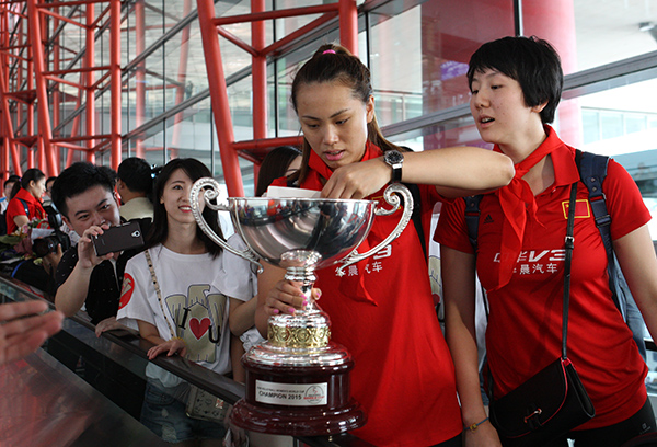 Women's volleyball team receives hero's welcome