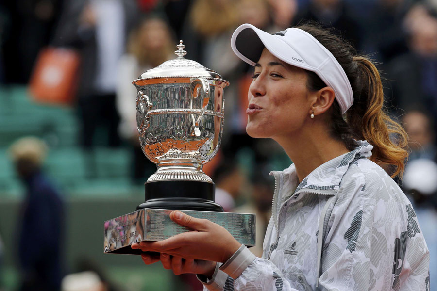 Muguruza stuns Serena to win French Open