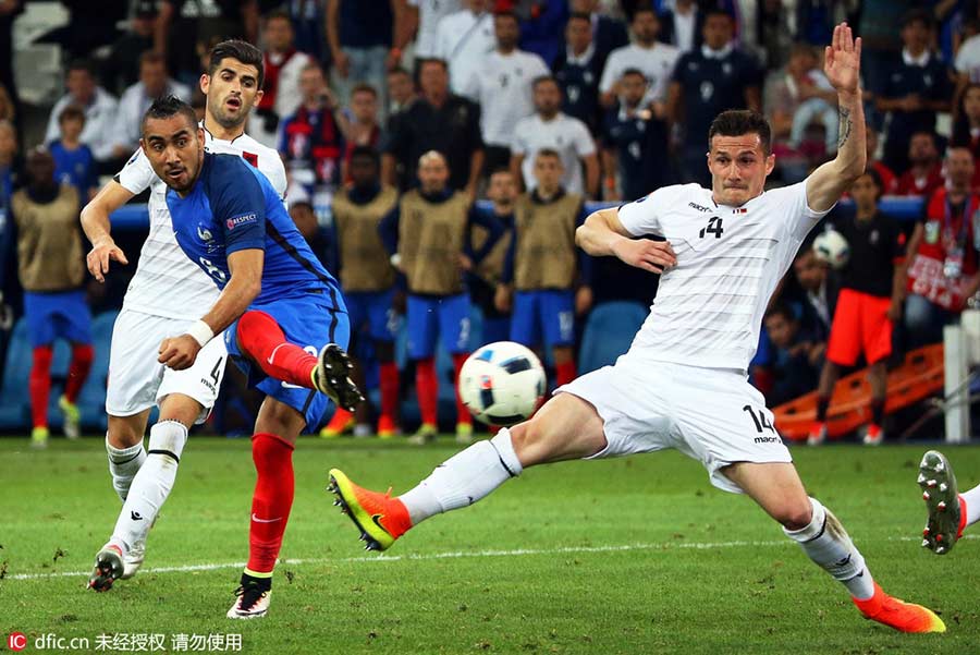 Last-minute goals from Griezmann, Payat send France to knockouts