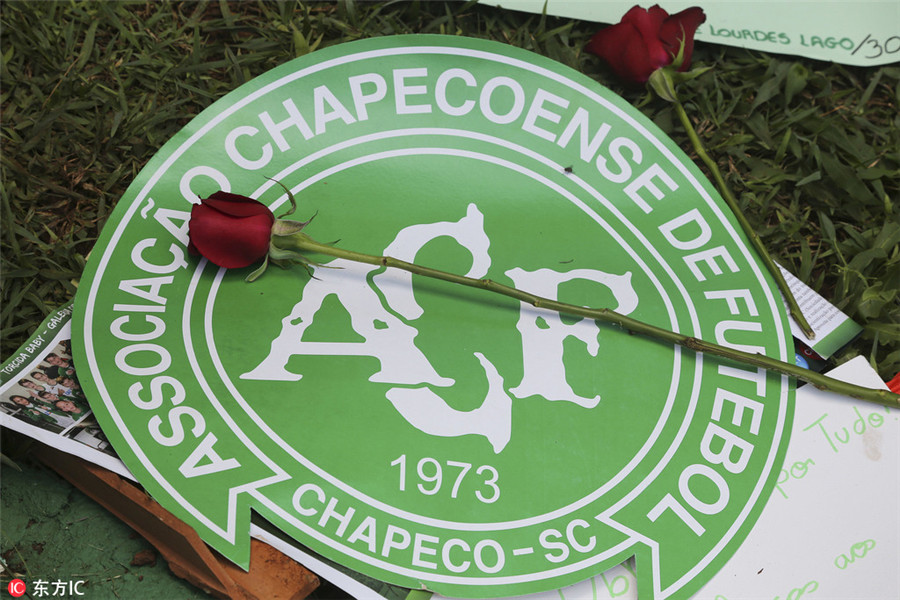 Chapecoense fans mourn players lost in crash