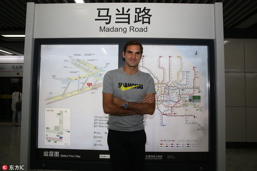 Federer catches metro ahead of Shanghai Rolex Masters