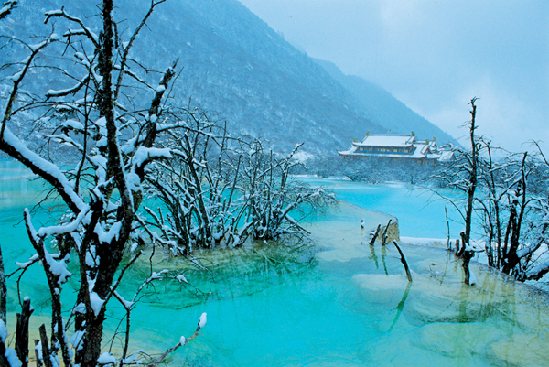 Huanglong presents winter scenery