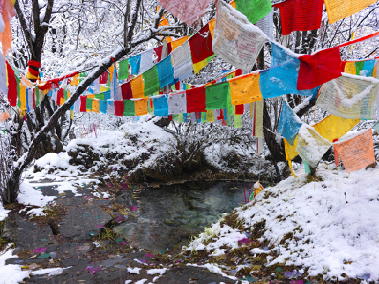 Huanglong presents winter scenery