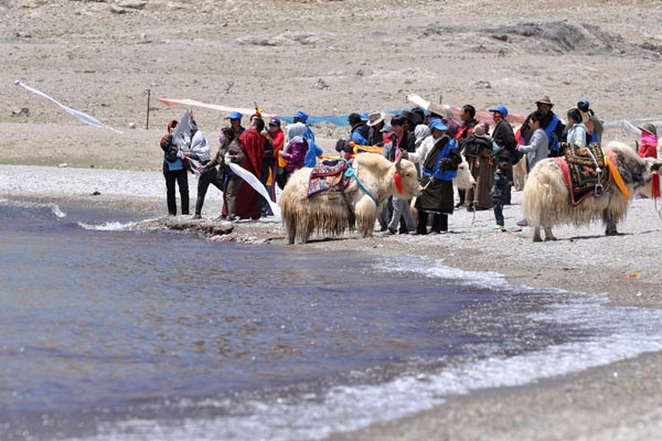 Tibet's transformation seen through reporters' eyes