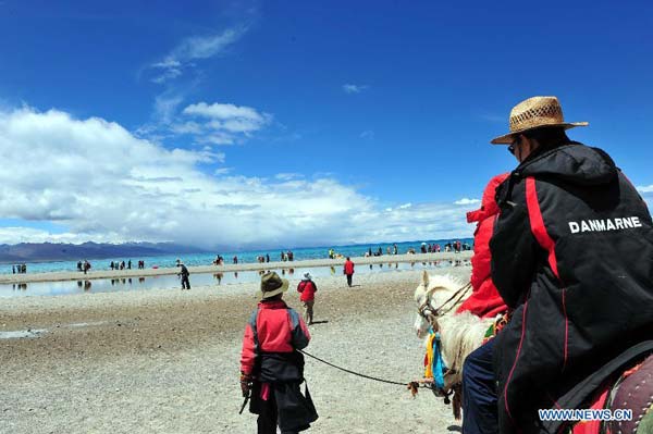 Nam Co Lake embraces tourism peak in Tibet