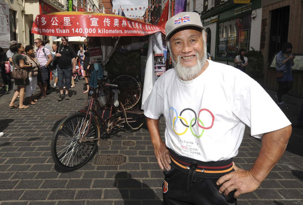 Chinese cycles to London to promote Olympics