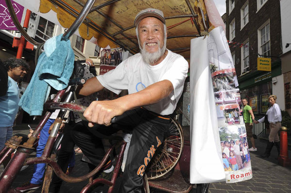 Chinese cycles to London to promote Olympics