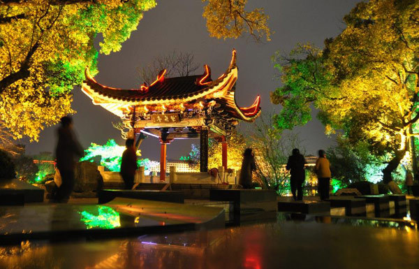 Night view of Ronghu Lake in China's Guilin