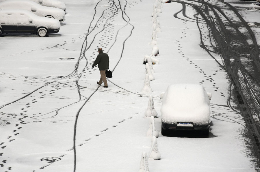 Spring snow blankets Beijing