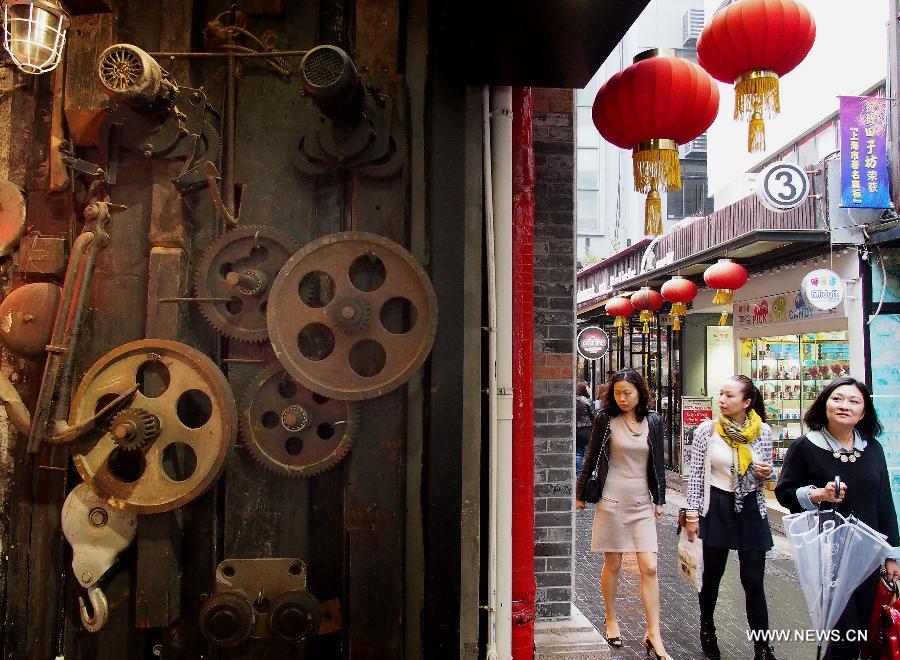 Bustling longtang in Shanghai