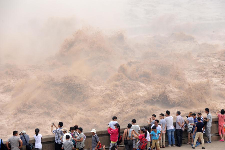 Reservoir water discharged to clear Yellow River sediment