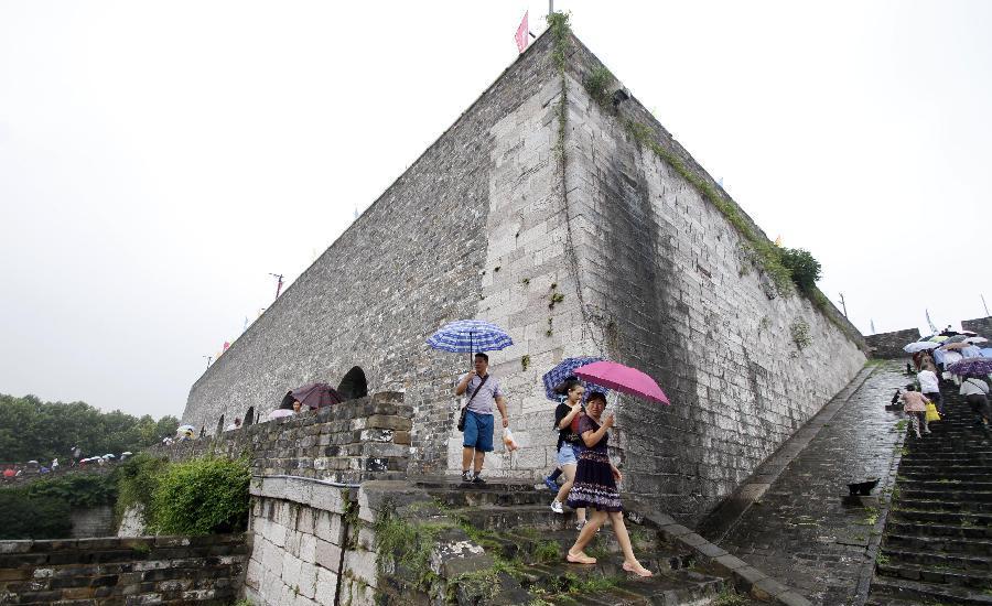 Enjoy ancient city wall in Nanjing