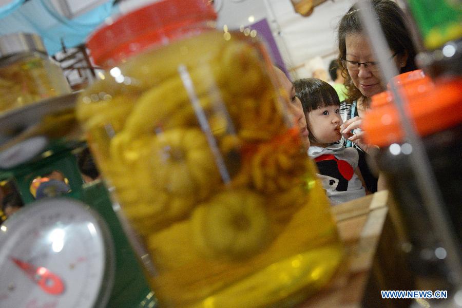 Chinese craftsmen show lanterns for Singapore's Teochew Festival