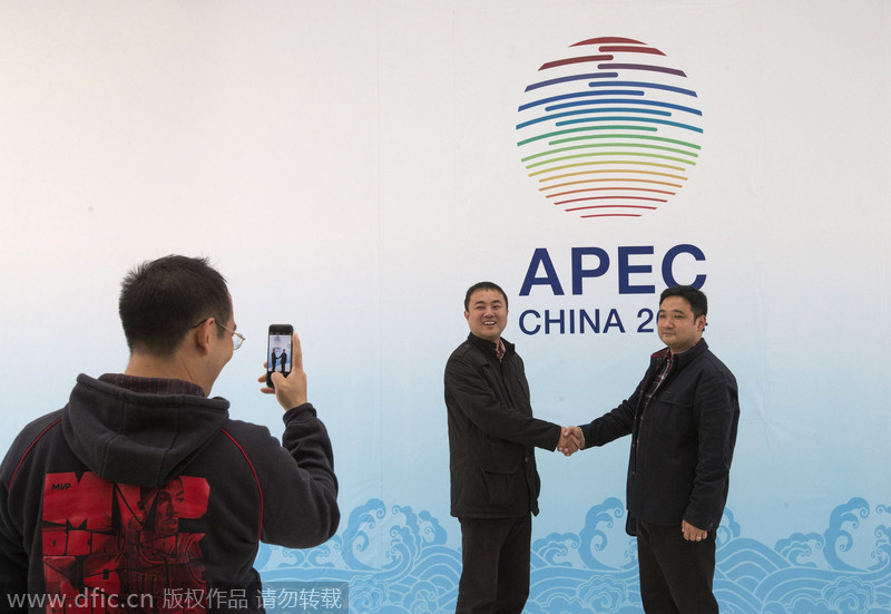 Visitors take a glimpse into the APEC banquet at the Water Cube