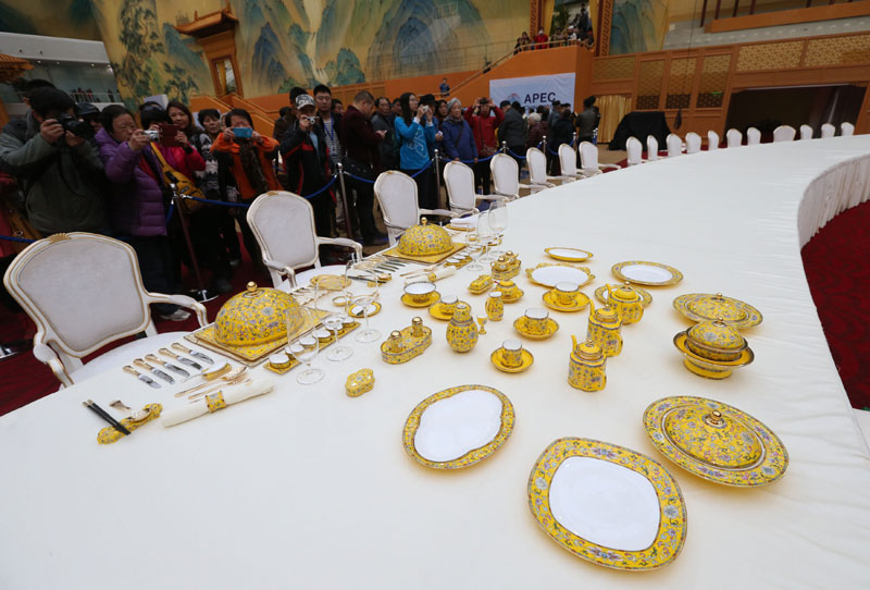 Visitors take a glimpse into the APEC banquet at the Water Cube