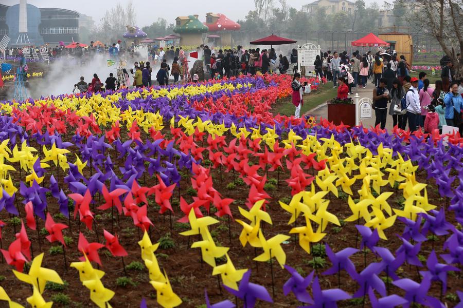 300,000 colorful pinwheels set for Qingming