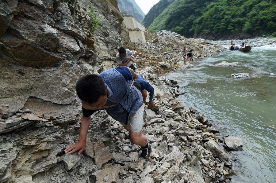 Boat trackers reorganized to tow boats in Shennongxi