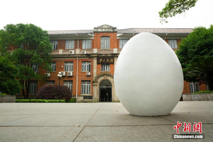 Giant egg spotted in many landmarks in Changsha