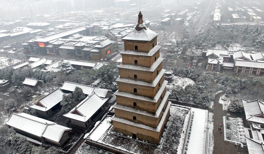 People enjoy snow scenery of ancient city Xi'an