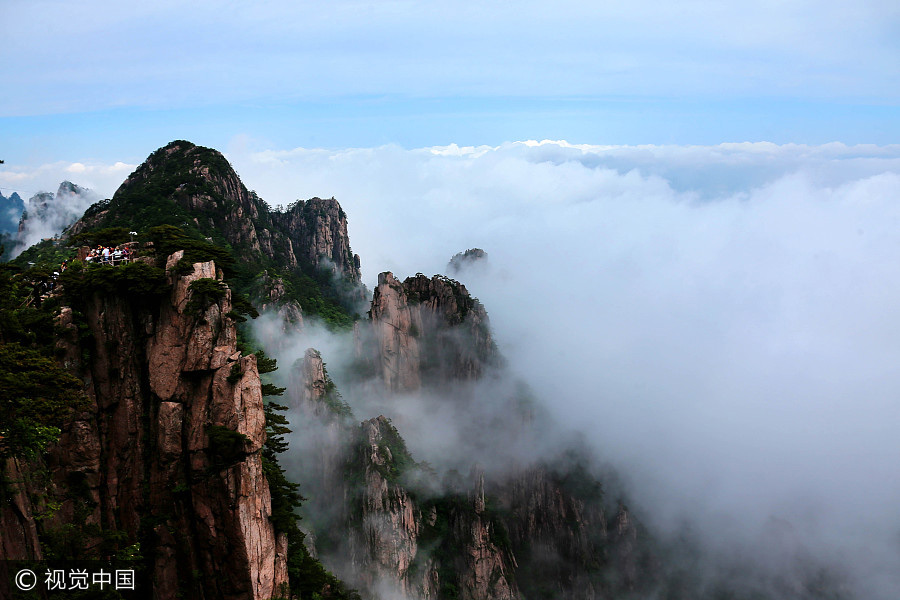 Spectacular sea of clouds at Huangshan Mountain