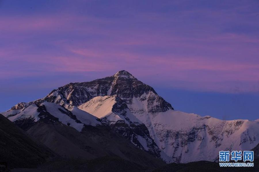 Views of charming Mount Qomolangma