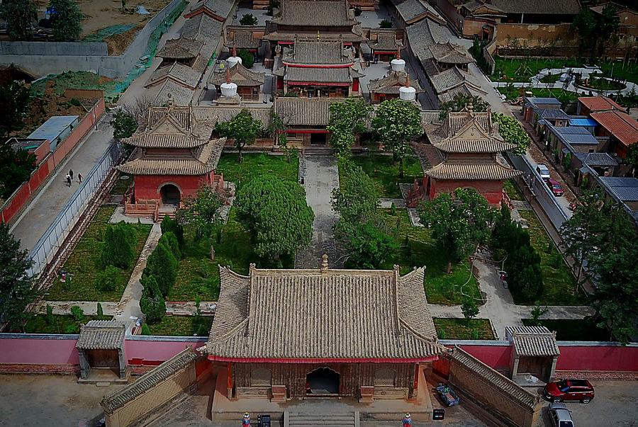 Tourists visit Qutan Temple in NW China's Qinghai