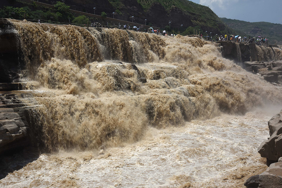 Heavy rain escalates power of Hukou falls