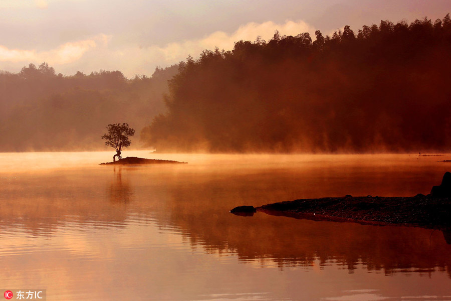 Morning mist reveals beauty of Huangshan Mountain