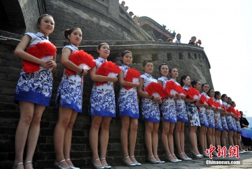 Women put on cheongsams for Guinness record