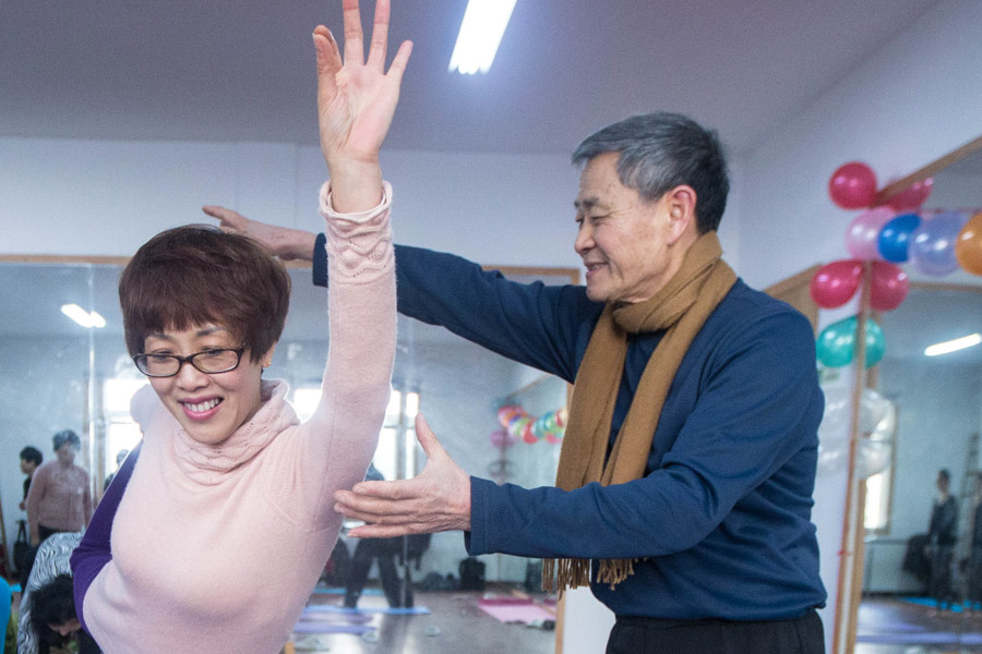 72-year-old teaches yoga for free in Hangzhou