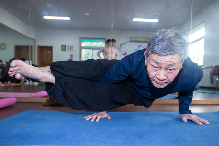 72-year-old teaches yoga for free in Hangzhou