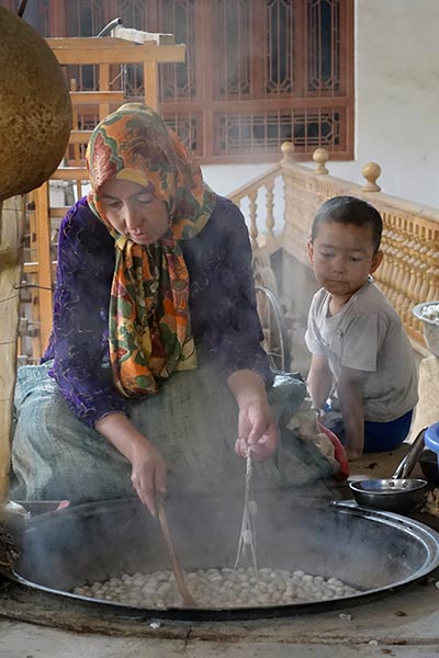 Oasis dwellers' knack for spinning yarn