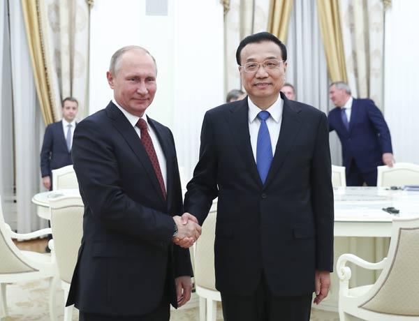 Premier Li meets with Putin