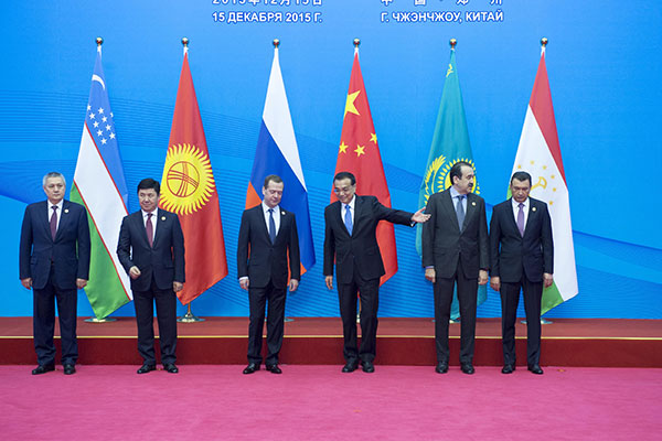 Premier greets SCO leaders ahead of meeting