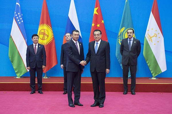 Premier greets SCO leaders ahead of meeting