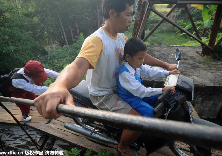 Indonesian children's risky shortcut to get to school