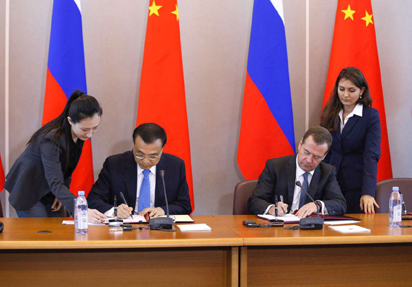 Premier Li, Medvedev attend signing ceremony