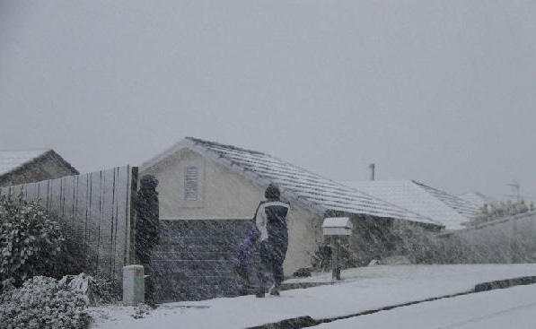 Polar blast brings rare snow to New Zealand