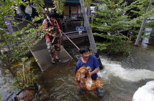 Deadly Thai floods close factories, threaten Bangkok