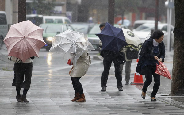 Strong winds disrupts traffic in Japan