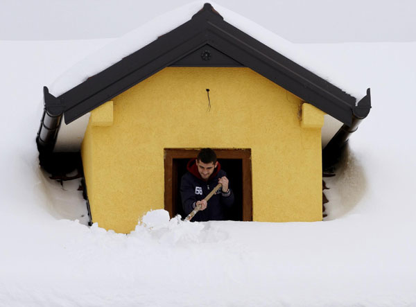 Albanian city covered in heavy snow