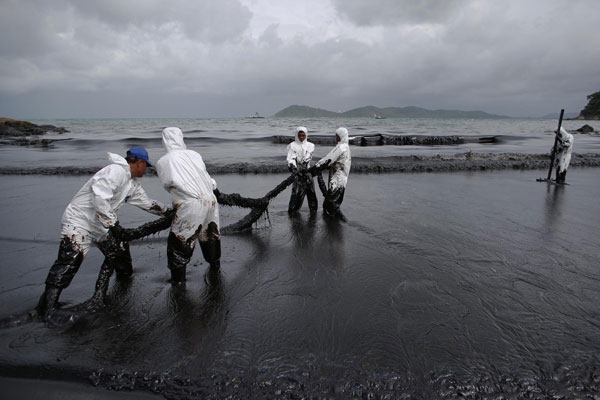 Thai oil spill reaches tourist resort