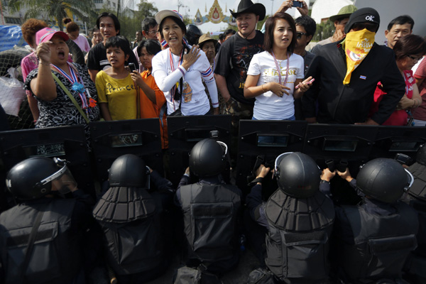 Thai police start to reclaim rally sites, 2 injured