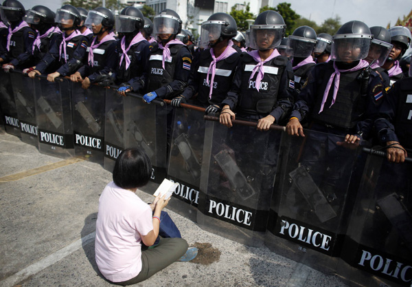 Thai police start to reclaim rally sites, 2 injured