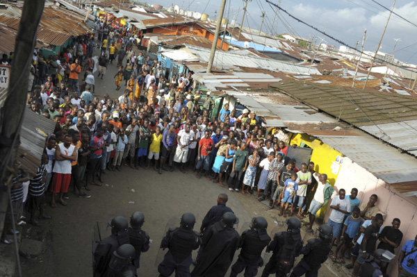 Liberia police fire on protesters in Ebola quarantine