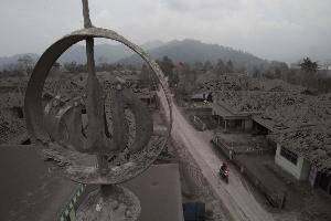 Mt. Ontake erupts, one killed